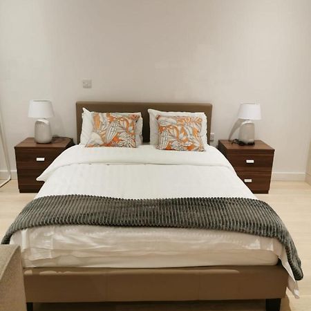 Appartamento Comfy 1 Bed Studio 1 Minute From Train Station Londra Esterno foto