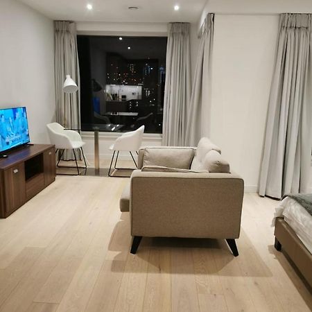 Appartamento Comfy 1 Bed Studio 1 Minute From Train Station Londra Esterno foto
