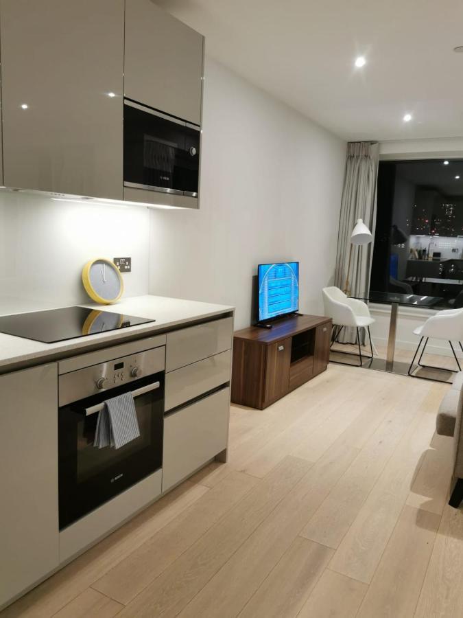 Appartamento Comfy 1 Bed Studio 1 Minute From Train Station Londra Esterno foto