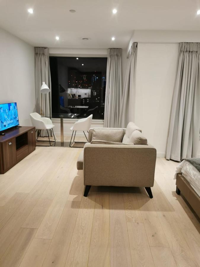 Appartamento Comfy 1 Bed Studio 1 Minute From Train Station Londra Esterno foto
